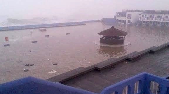 D'énormes vagues ont déferlé ce mardi matin sur la Côte de Ain Diab à Casablanca et ont causé beaucoup de dégâts matériels.
