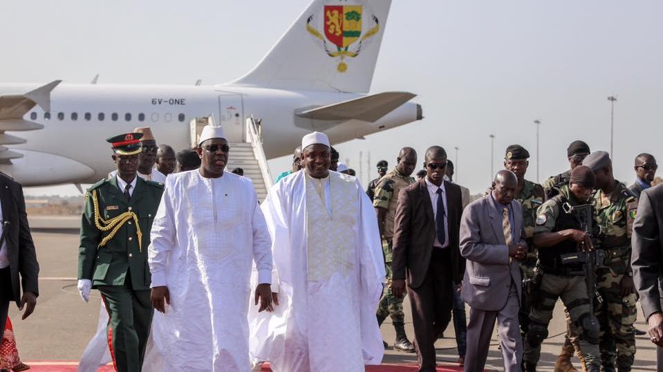 Macky Sall et Adama Barrow, à l'aéroport de Banjul