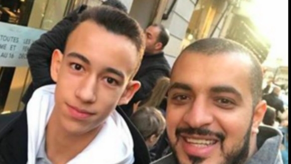 Moulay El Hassan répondant à la sollicitation d’un citoyen marocain désireux d’immortaliser sa rencontre avec lui à Paris.
