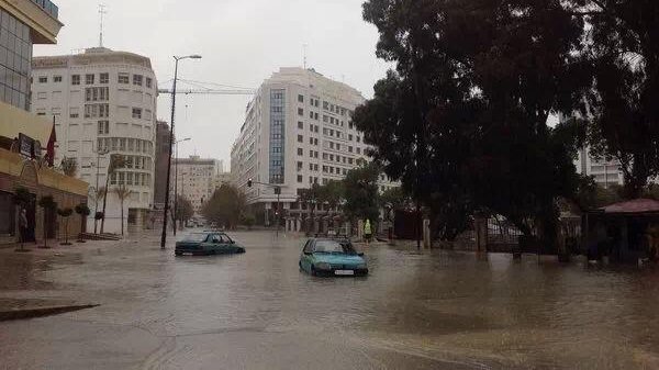 A certains endroits de la ville, l'eau a largement dépassé le niveau du trottoir
