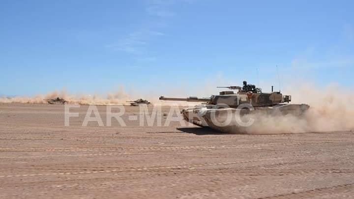 Première apparition des chars Abrams, acquis dernièrement auprès des USA. 
