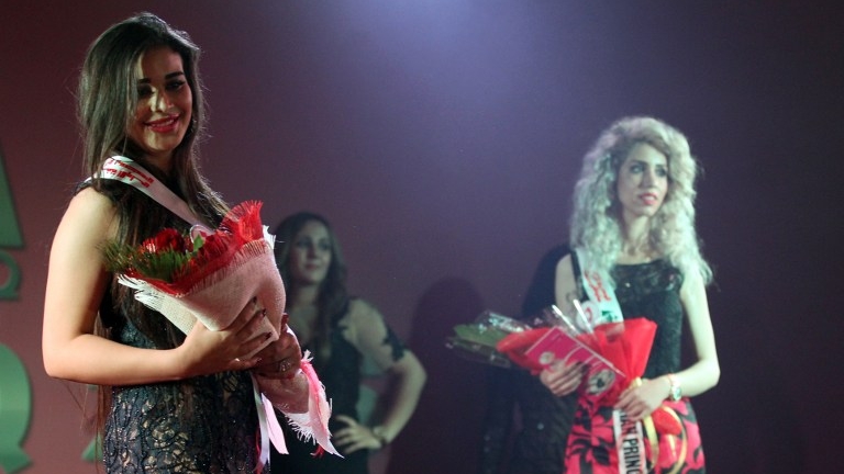 La gagnante du concours Shayma Qasim et sa dauphine Suzan Amer (à droite).
