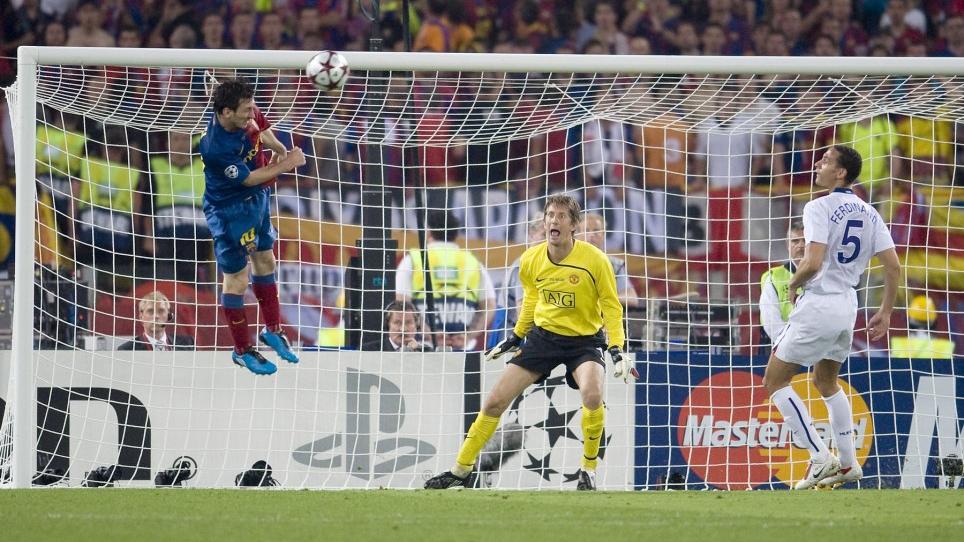 L'attaquant argentin, seulement 1m69 sous la toise, domine de la tête la défense de Manchester United composée de Rio Ferdinand et Nemenja Vidic, en finale Champion's League 2009 (2-0).
