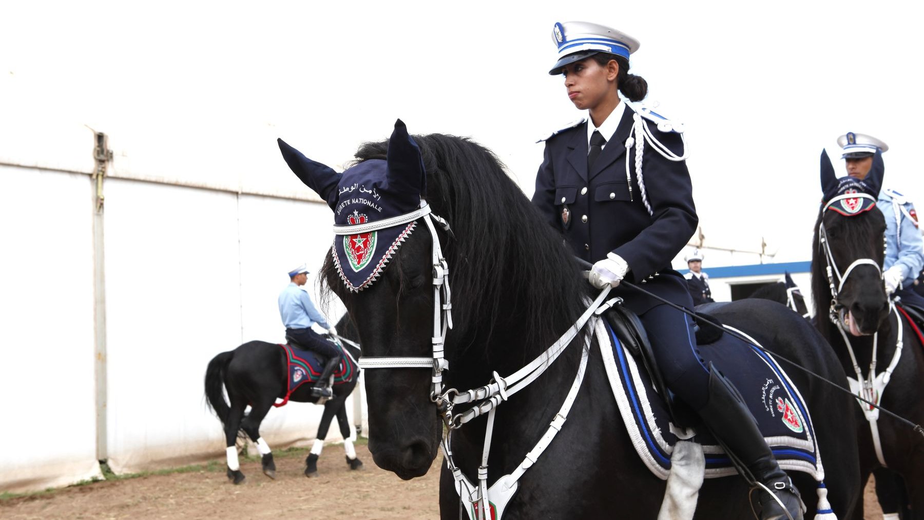 Le corps féminin de la police a défilé porté par des chevaux noirs d'une grâce inouïe. 
