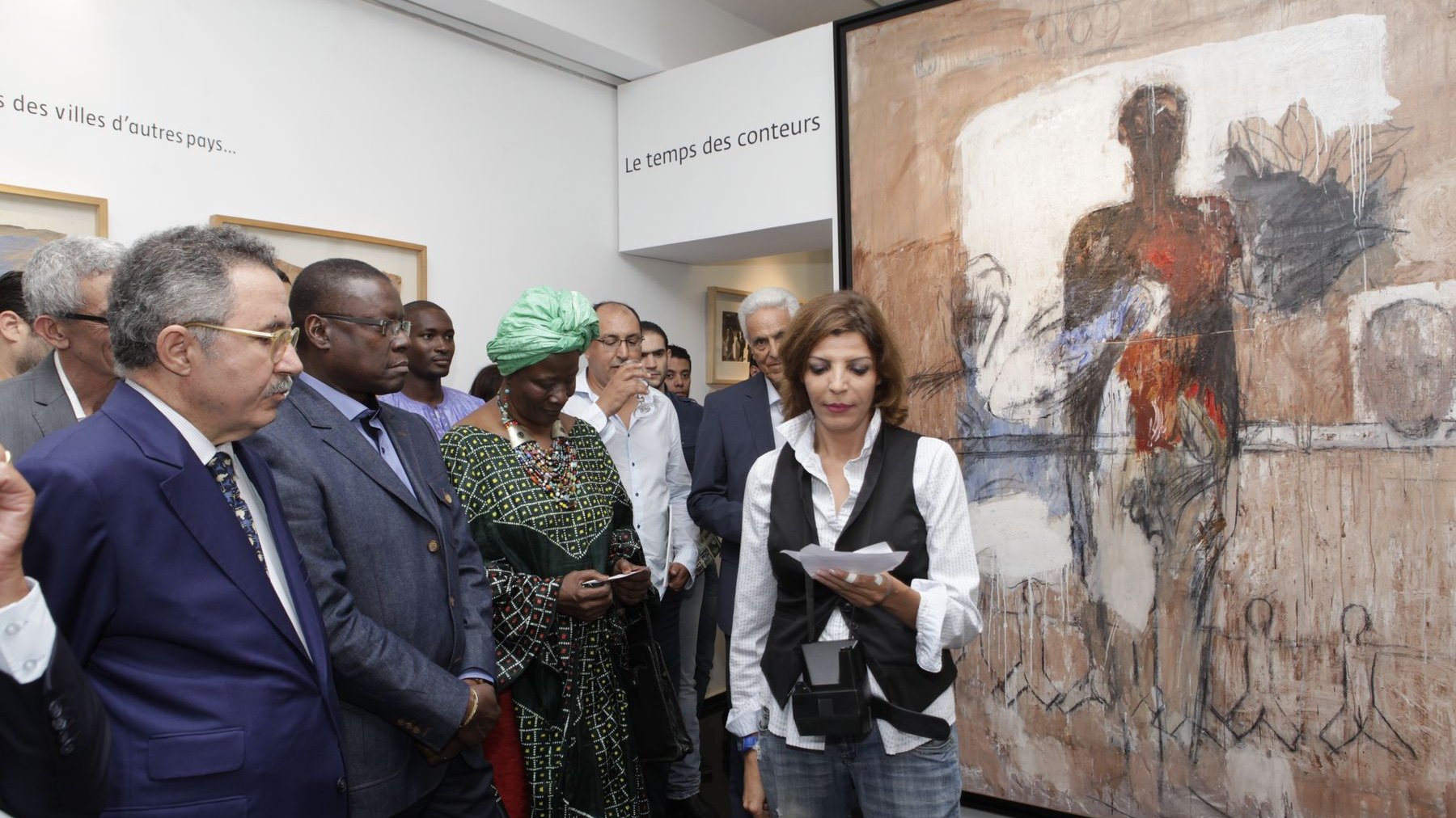 الفنانة لطيفة أحرار تتحدث للضيوف عن خصوصية معرض الراحل "محمد القاسمي الإفريقي"

