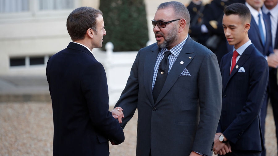 Le roi Mohammed VI saluant le président français Emmanuel Macron sous le regard du prince Moulay El Hassan lors du Sommet sur le climat en décembre 2017 à Paris.
