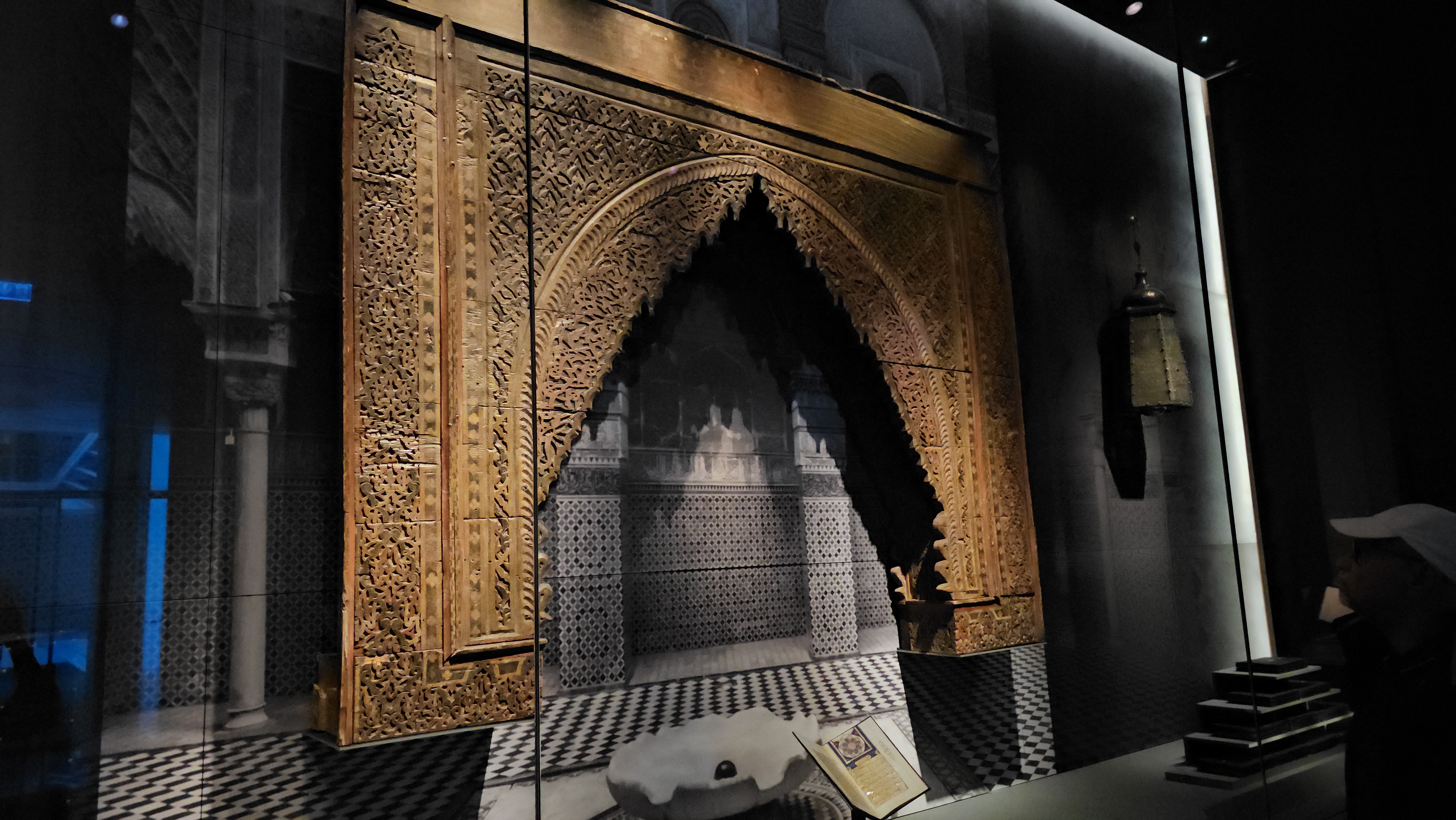 قوس خشبي من مدينة فاس يعود لحقبة السعديين، معروض بمتحف الفن الإسلامي في قطر