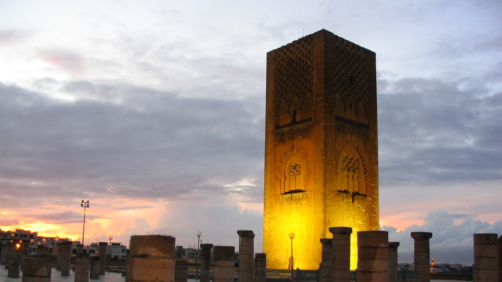 La tour Hassan est à la fois le symbole de la ville de Rabat et l'un des monuments les plus célèbres du Maroc. Le sultan Yacoub El Mansour projetait de construire la plus grande mosquée du monde musulman, mais les travaux furent abandonnés après sa mort en 1199.
