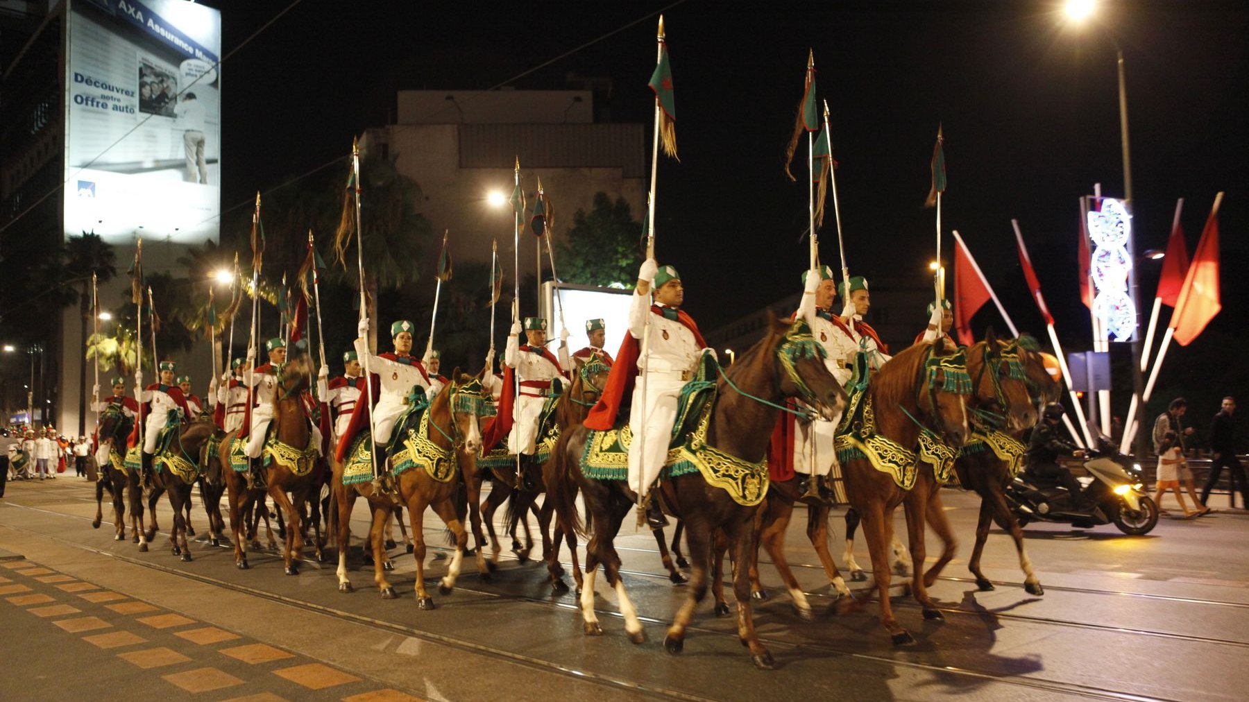 فرقة الخيالة التابعة للحرس الملكي في استعراض عيد العرش
