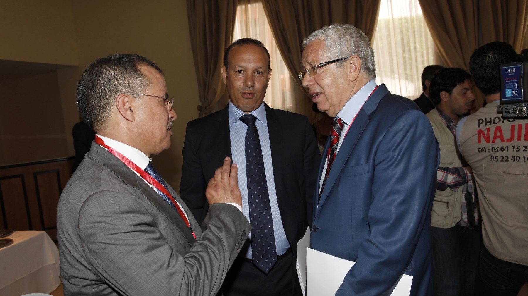 Mohamed Fikrat, PDG de Cosumar et Marouane Tarafa, PDG de la Somed, un moment d'échange, avant le lancement du débat, avec Noureddine Ayouch.   
