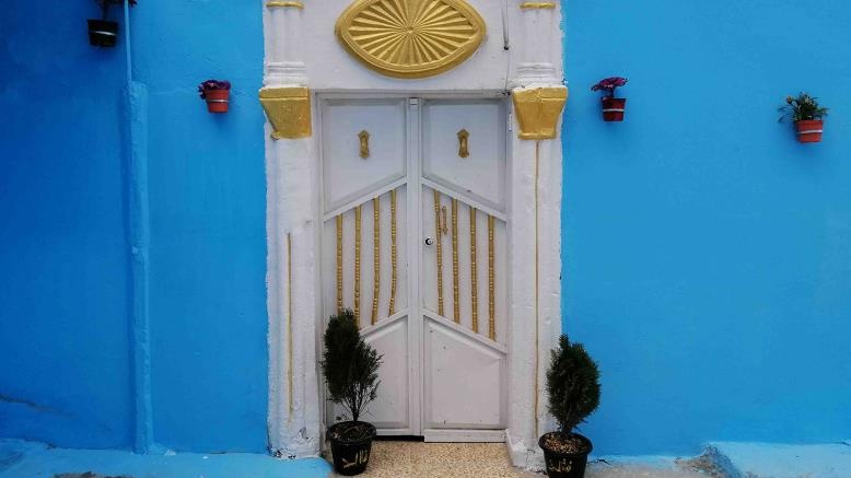 La porte d'entrée d'une vieille maison dans la ruelle bleu du quartier d'Al-Mashahada.
