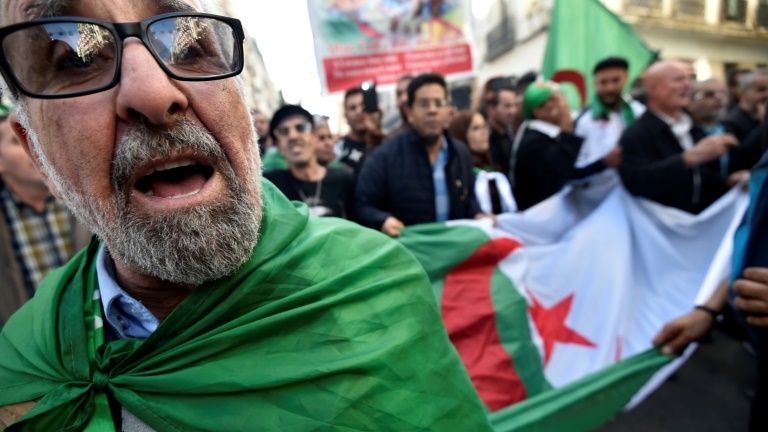 Des manifestants algériens dans les rues d'Alger le 6 décembre 2019, pour protester contre la présidentielle organisée six jours plus tard.
