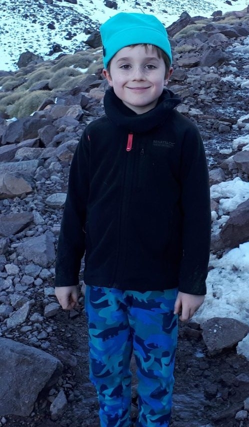 Joshua Davison, 6 ans, a réussi à esclader le Toubkal, plus haut sommet du Maroc.
