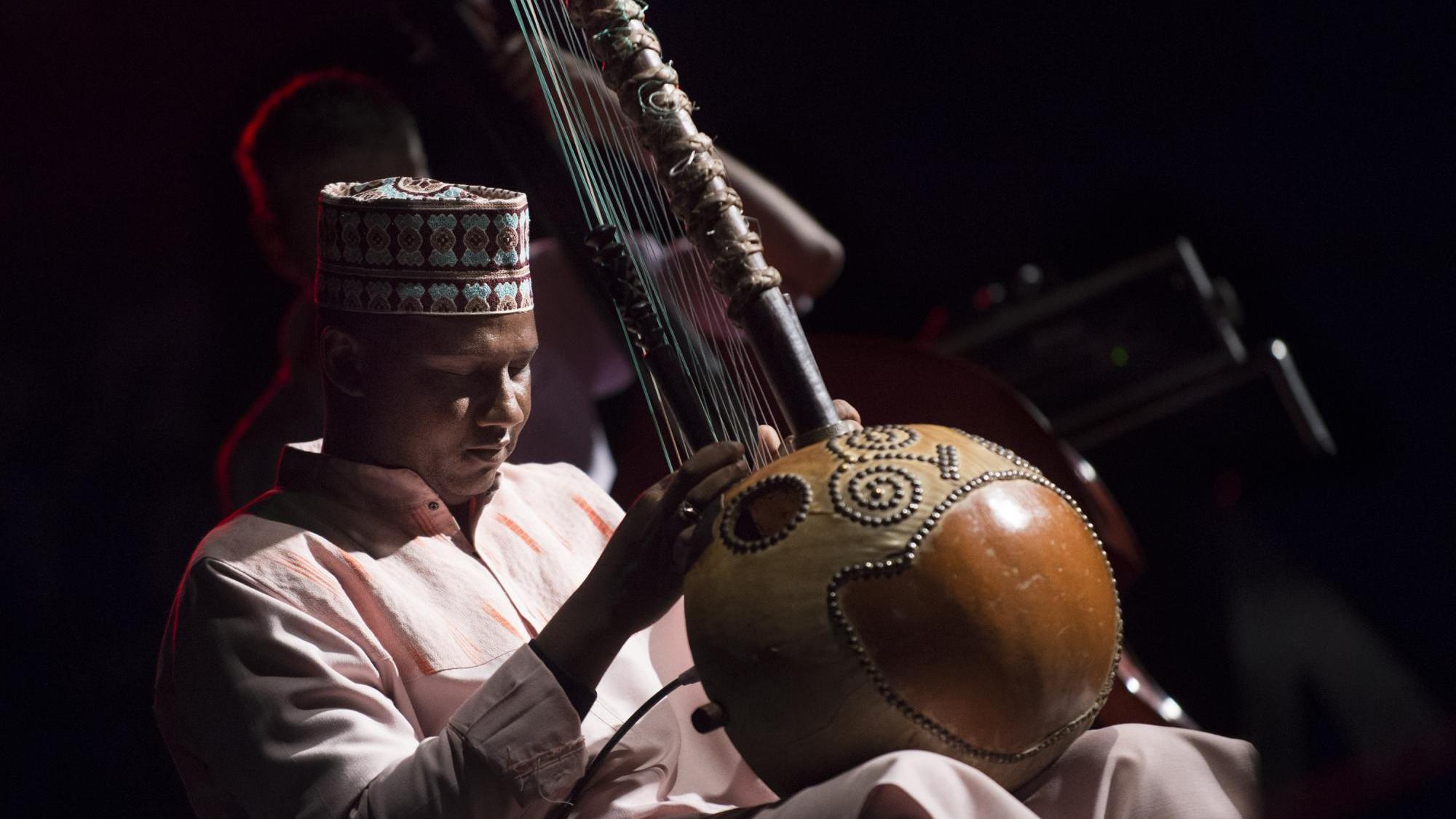 Ablaye Cissoko, la fusion réussie du jazz occidental et de la musique traditionnelle sénégalaise.
