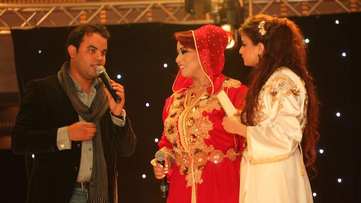 Saïda Charaf y est apparue dans un splendide caftan rouge et or.
