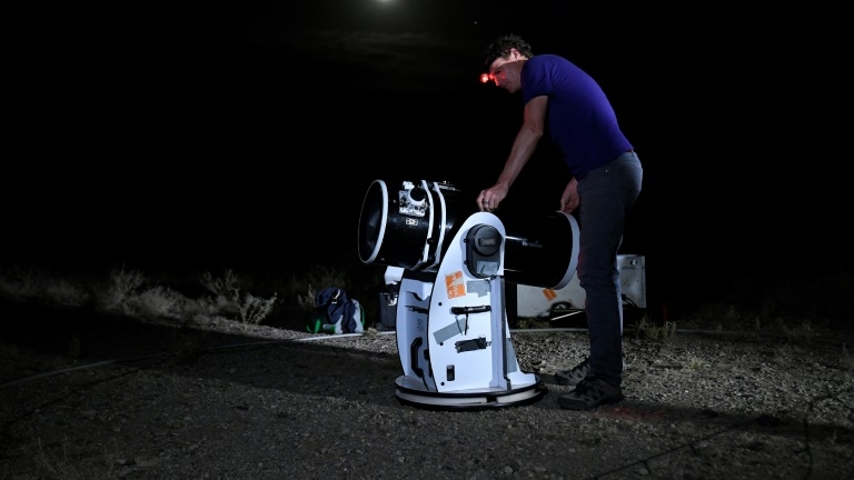 Daniel Chu Owen, 39 ans, avait ramené son propre téléscope près du lac Magadi, au Kenya pour observer le phénomène.
