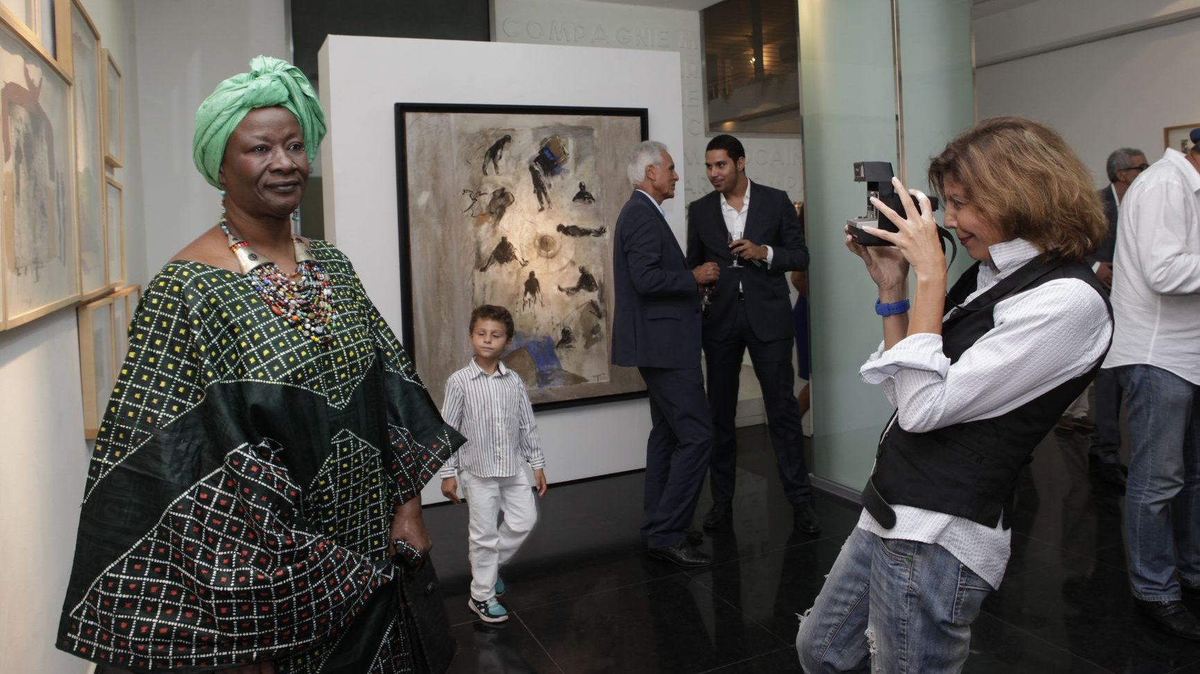 L'ex ministre malienne de la Culture, Aminata Dramane Traore, a marqué de sa somptueuse présence cette soirée durant laquelle l'actrice marocaine Latefa Ahrare, qui la prend ici en photo, lira des poèmes de Mohamed Kacimi.
