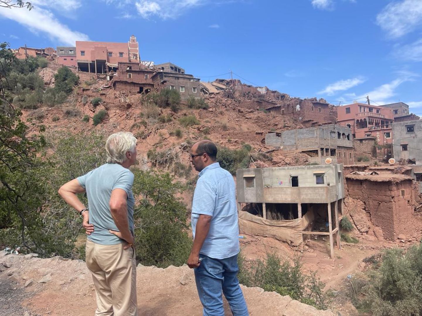 Richard Branson, devant les ruines d'un village du Haouz, dans le centre du Maroc, au lendemain du séisme du 8 septembre.