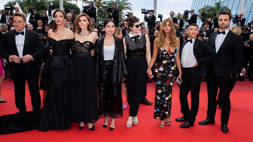 Loubna Abidar avec l'équipe du film "Une fille facile", le 19 mai au Festival de Cannes.
