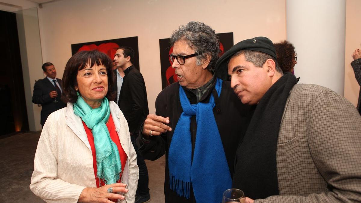Après avoir fait le tour des oeuvres de l'artiste, Abdelwahab Doukkali a dit à Najia Mehadji toute l'admiration qu'il a pour son travail. Des propos qui ont manifestement touché Mahi Binebine qui tend une oreille attentive. 
