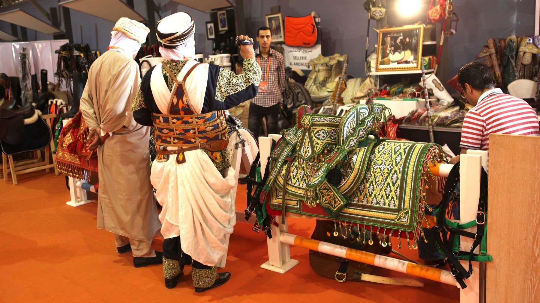Féérie d'une tradition séculaire. Selles brodées, étriers de cuivre, costumes fascinants. L'univers du cheval, au Maroc, est riche de rituels et de belles traditions soigneusement préservées.  

