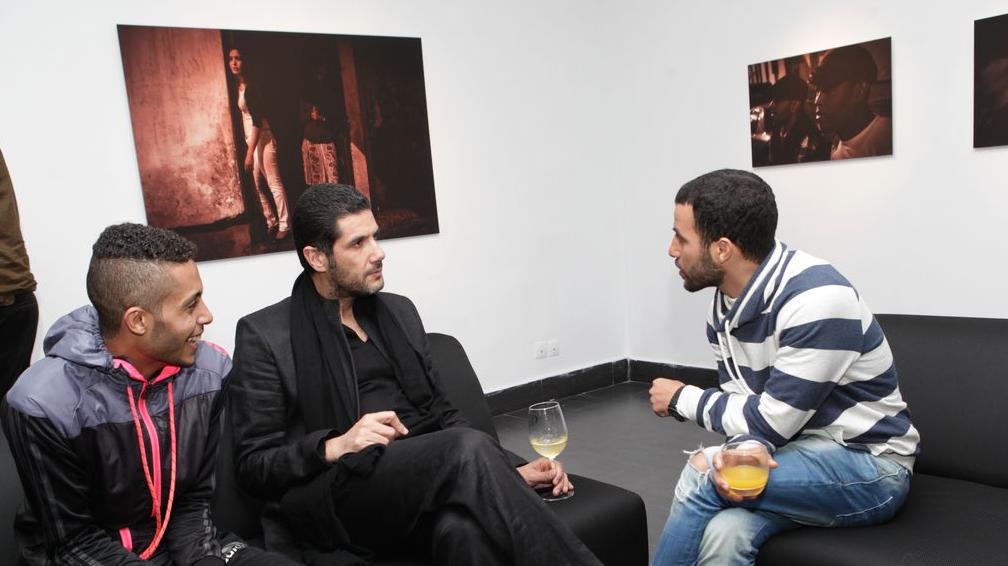 Nabil Ayouch en discussion avec les héros de son long-métrage "Les chevaux de Dieu".
