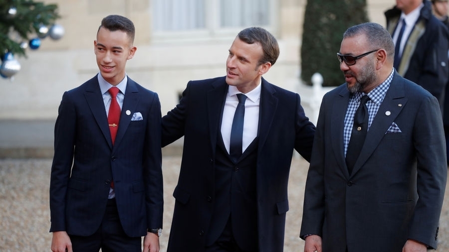 Le prince Moulay El Hassan, avec son père le roi Mohammed VI et le président français Emmanuel Macron à l'Elysée.
