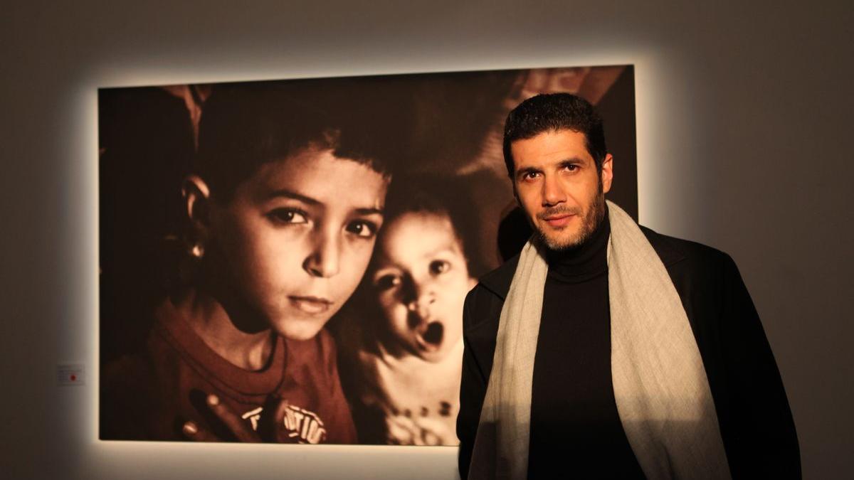 Nabil Ayouch devant l'un de ses tableaux.
