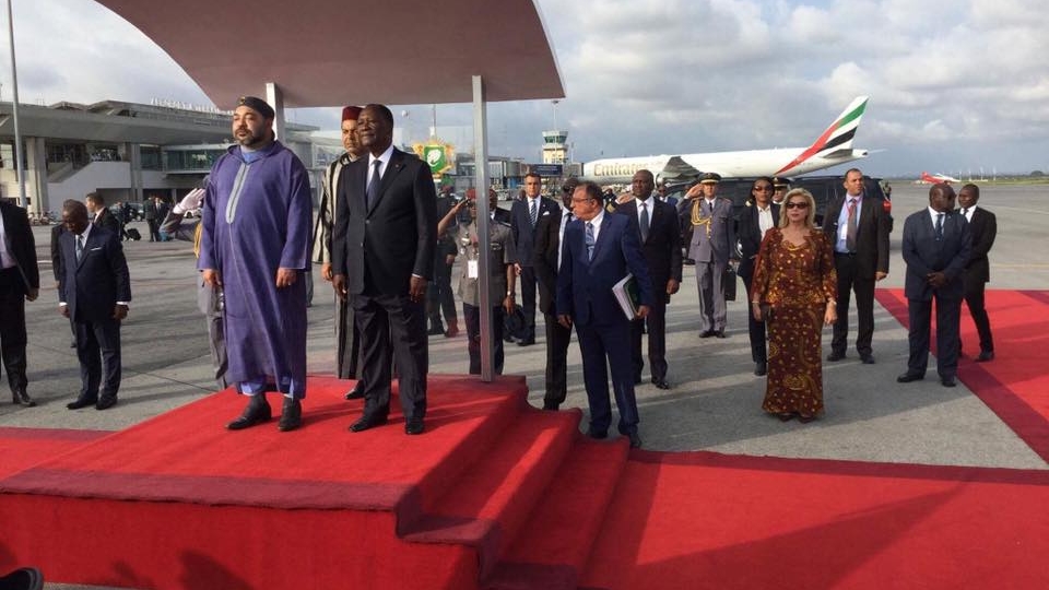 Le roi Mohammed VI à son arrivée à Abidjan dimanche 26 novembre 2017.
