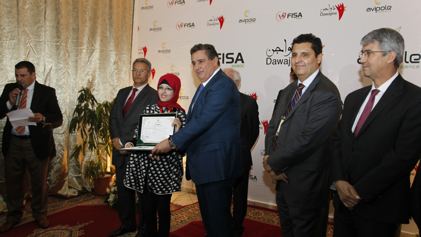 Aziz Akhannouch remet leurs prix aux meilleurs ouvriers et techniciens du secteur avicole au Maroc. 
