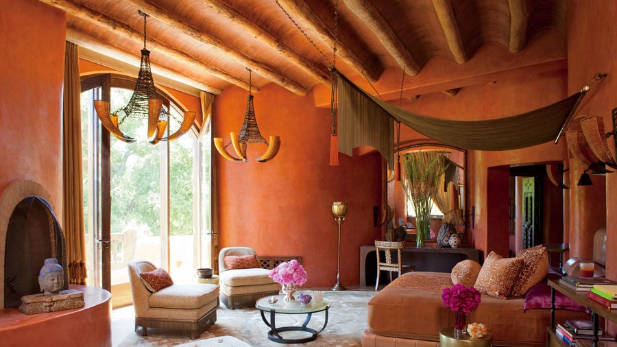 Dans cette chambre à coucher, les couleurs ocres de Marrakech épousent un un artisanat africain

