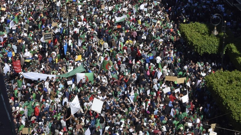 Algérie: une foule immense défile dans le centre d'Alger.
