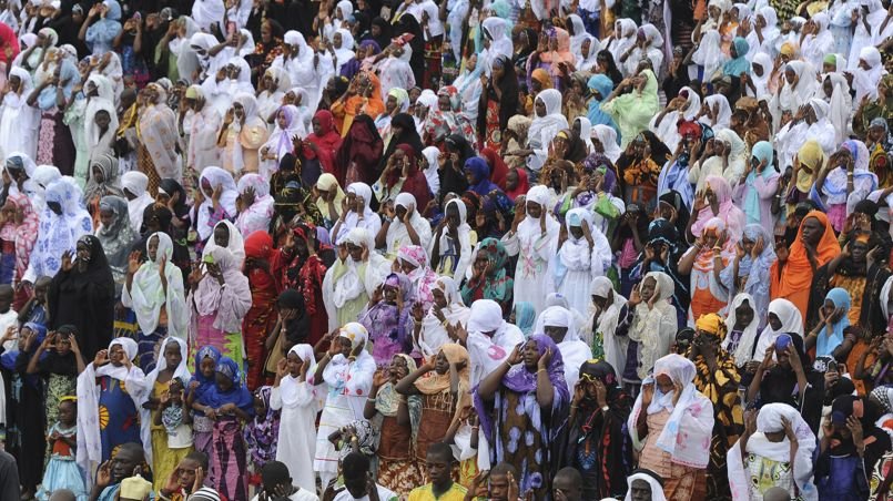 Les musulmans célèbrent l'Aïd el Fitr à travers le monde. Une journée de fête et de recueillement où l'on se rassemble pour prier, comme dans ce quartier d'Abidjan.
