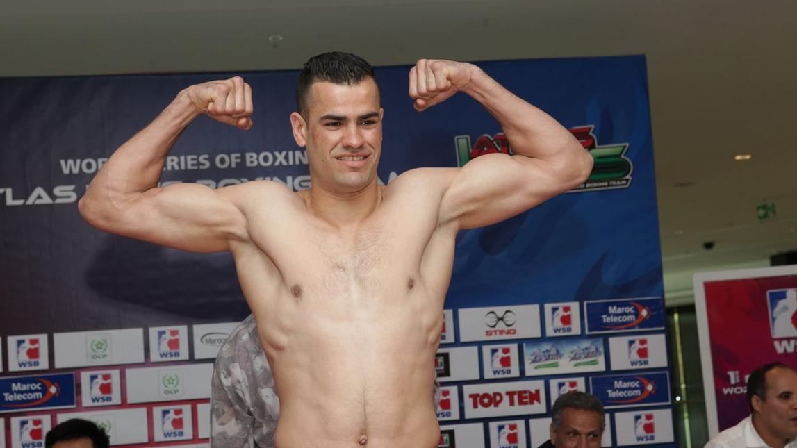 Abouhamda Abdeljalil montre ses impressionnants muscles. 
