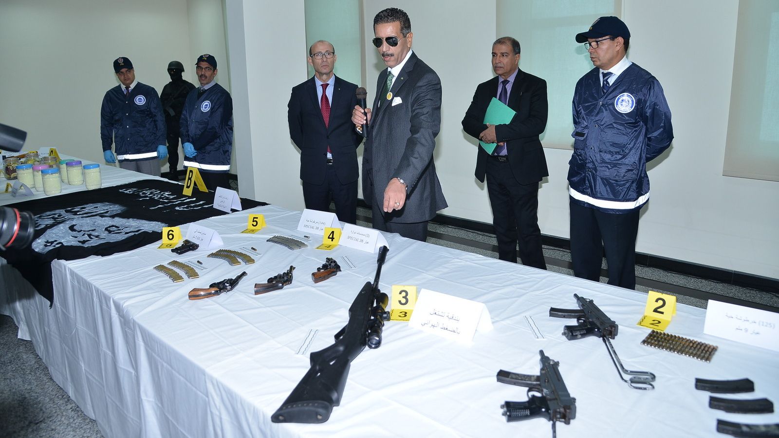 أسلحة من مختلف الاصناف والأحجام، كانت الخلية تنوي استعمالها في هجومات إرهابية بالمغرب.
