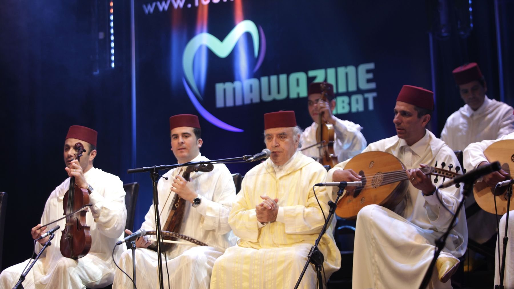 Le maître marocain du tarab el andaloussi, qui a fêté en novembre 2013 ses 50 ans de carrière, a fait s'élever dans la salle sa voix fabuleuse, portée par des rythmes suaves et onduleux.  
