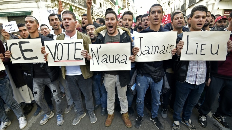 A Alger le 6 décembre 2019, des Algériens manifestent contre la présidentielle devant se tenir le six jours plus tard.
