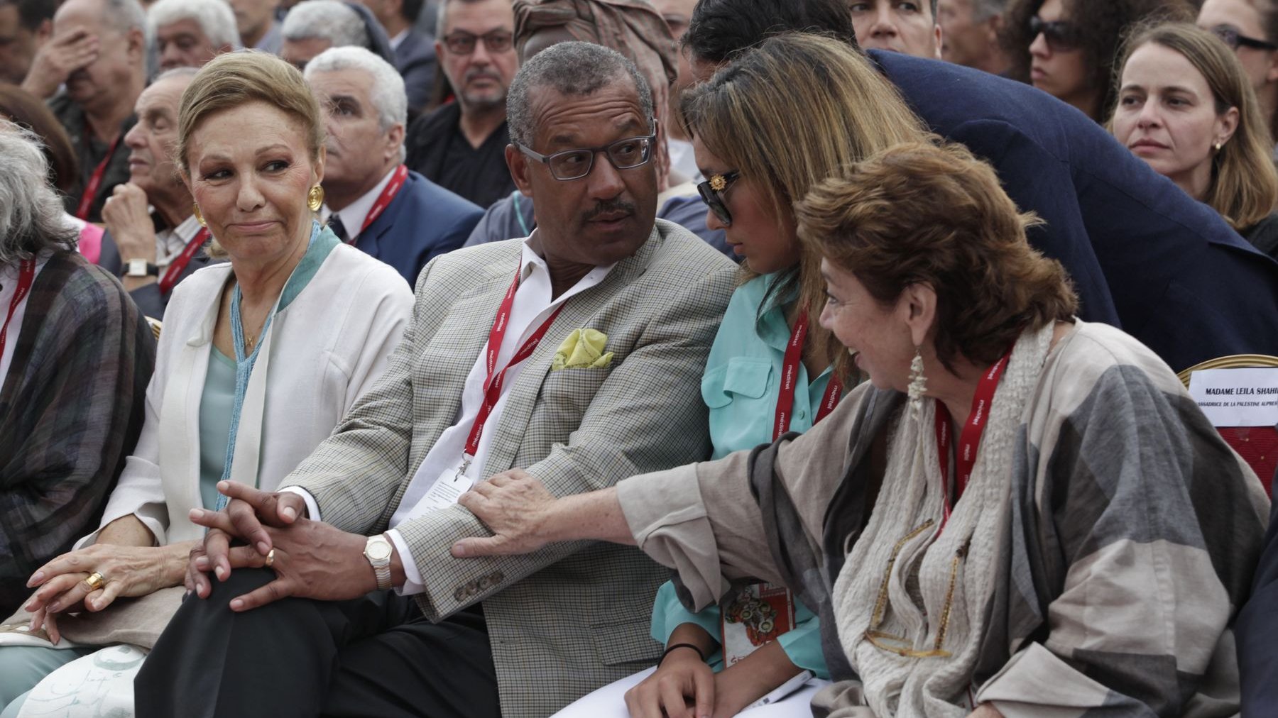 L'impératrice Farah d'Iran a honoré le festival d'Essaouira de sa présence. Ici aux côtés de l'ambassadeur américain, elle échange un regard complice et chargé de tendresse avec Laila Chahid. 
