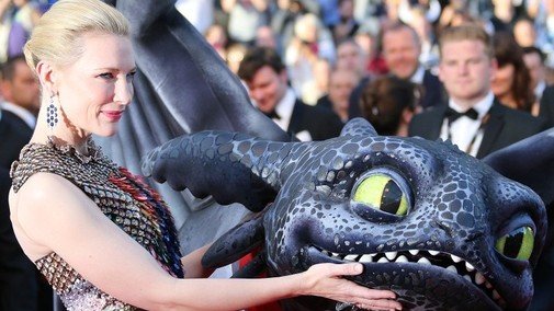 Vendredi, place au studio Dreamwork qui fête ses 20 ans avec le dessin animé Dragon 2. Sur le tapis rouge, le dragon Krokmou a été cajolé par les stars. Cate Blanchette, qui prête sa voix à l'un des personnages, pose avec bonheur à ses côtés. 
