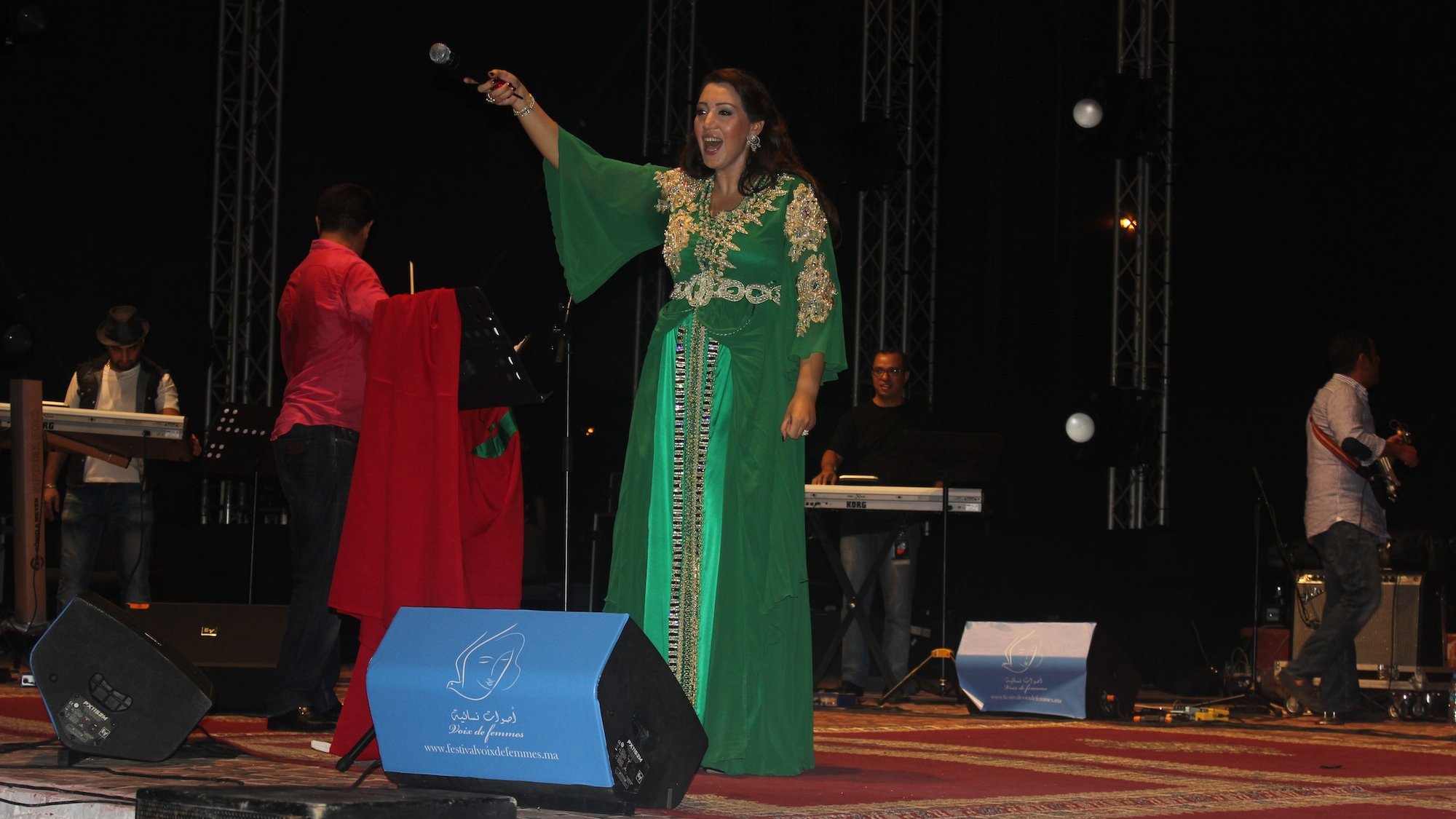 أهدت أسماء المنور أغنية المحكمة والتي رددها معها الجمهور الحاضر إلى قيصر الأغنية العربية الفنان كاظم الساهر
