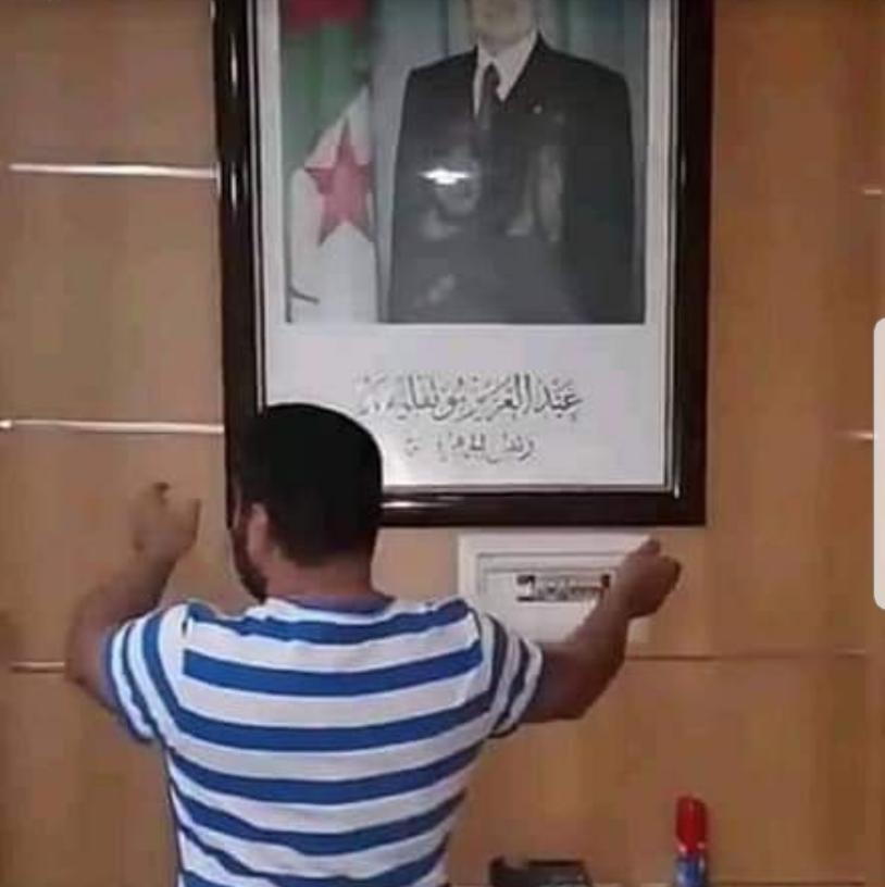 A Timimoun, wilaya d'Adrad, les portraits de Bouteflika sont systématiquement "nettoyés" des administrations. 
