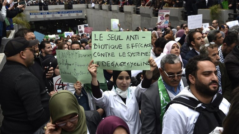 Lors de la marche du personnel de la santé contre le régime Bouteflika, le mardi 19 mars à Alger.
