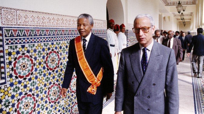 Après sa libération, Nelson Mandela s'était rendu dans de nombreux pays en Afrique. Lors de sa visite au Maroc en 1994, le nouveau président de l'Afrique du Sud a été reçu par feu Abdellatif Filali (premier ministre).
