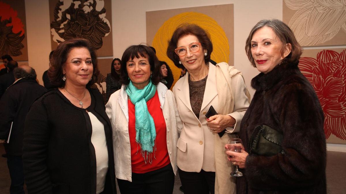 Najia Mehadji, ici aux côtés de Aïcha Amor, de Madame Azoulay et de Madame Harouchi, a été touchée par les réactions des personnes venues admirer ses toiles. Car le public ressent, nous a-t-elle confié, ce souffle apaisant qu'elle insuffle à ses oeuvres.
