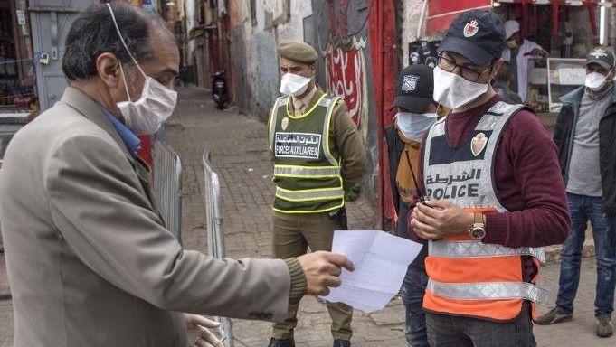 Un contrôle d'autorisation de sortie à Casablanca, le 8 avril 2020.
