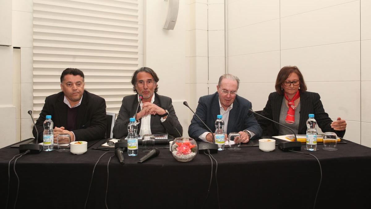 Jalil Nekmouch, président de la FRMSA accompagne pour l'occasion l'organisateur Cyril Neveu, Kamil Kholti et la présidente de l'association l'Heure Joyeuse, Leila Benhima Cherif. 
