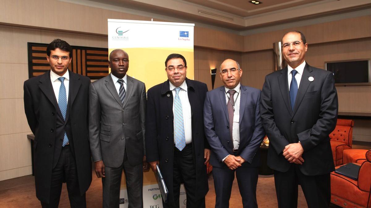 Mamoun Bouhadhoud, ministre délégué auprès du ministre de l'Industrie avec son homologue sénégalais, Aly Ngouille Ndiaye. A leur côtés, Mustapha Metaich, président de l'Association Centraliens Maroc, Hafid Kamel, patron de l'Anapec et le wali, Khalid Safir.
