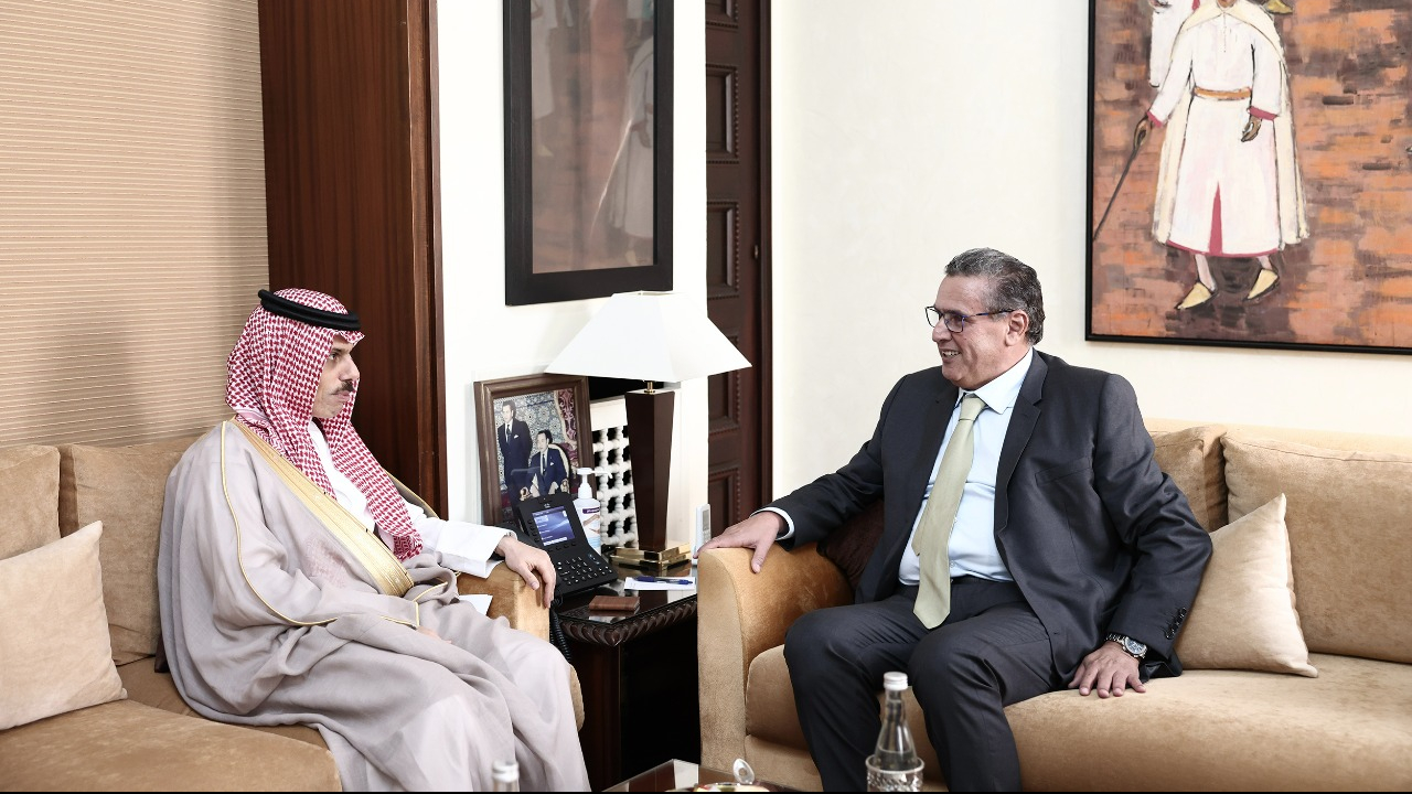 Aziz Akhannouch, chef de gouvernement, et le prince Faisal bin Farhan bin Abdullah Al Saoud, ministre des Affaires étrangères du Royaume d'Arabie saoudite, le 16 juin 2022, au siège de la Primature, à Rabat.
