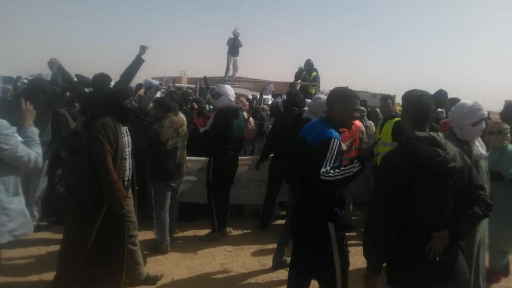 Pas moins de 100 personnes de la tribu "Oulad Tidrarine" ont manifesté devant le "secrétariat général du polisario", à Rabouni. 
