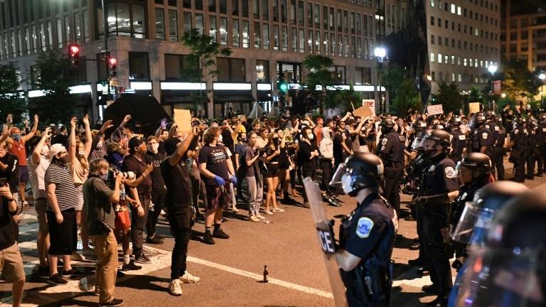 A Washington, des manifestants face aux forces de police, le 30 mai 2020. 
